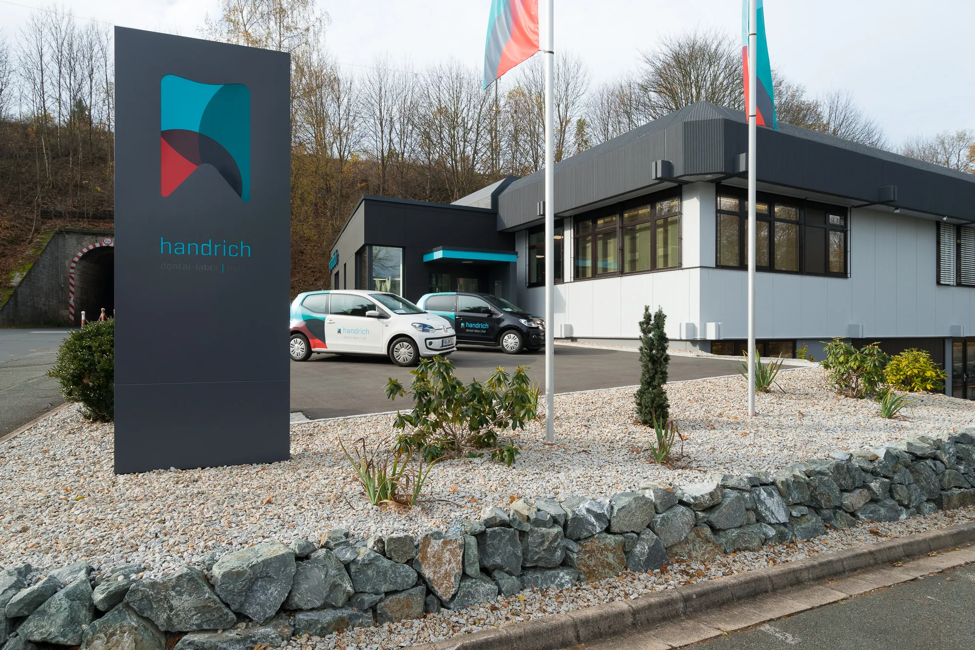 Firmengebäude eines Dental-Labors mit Marken-Stele