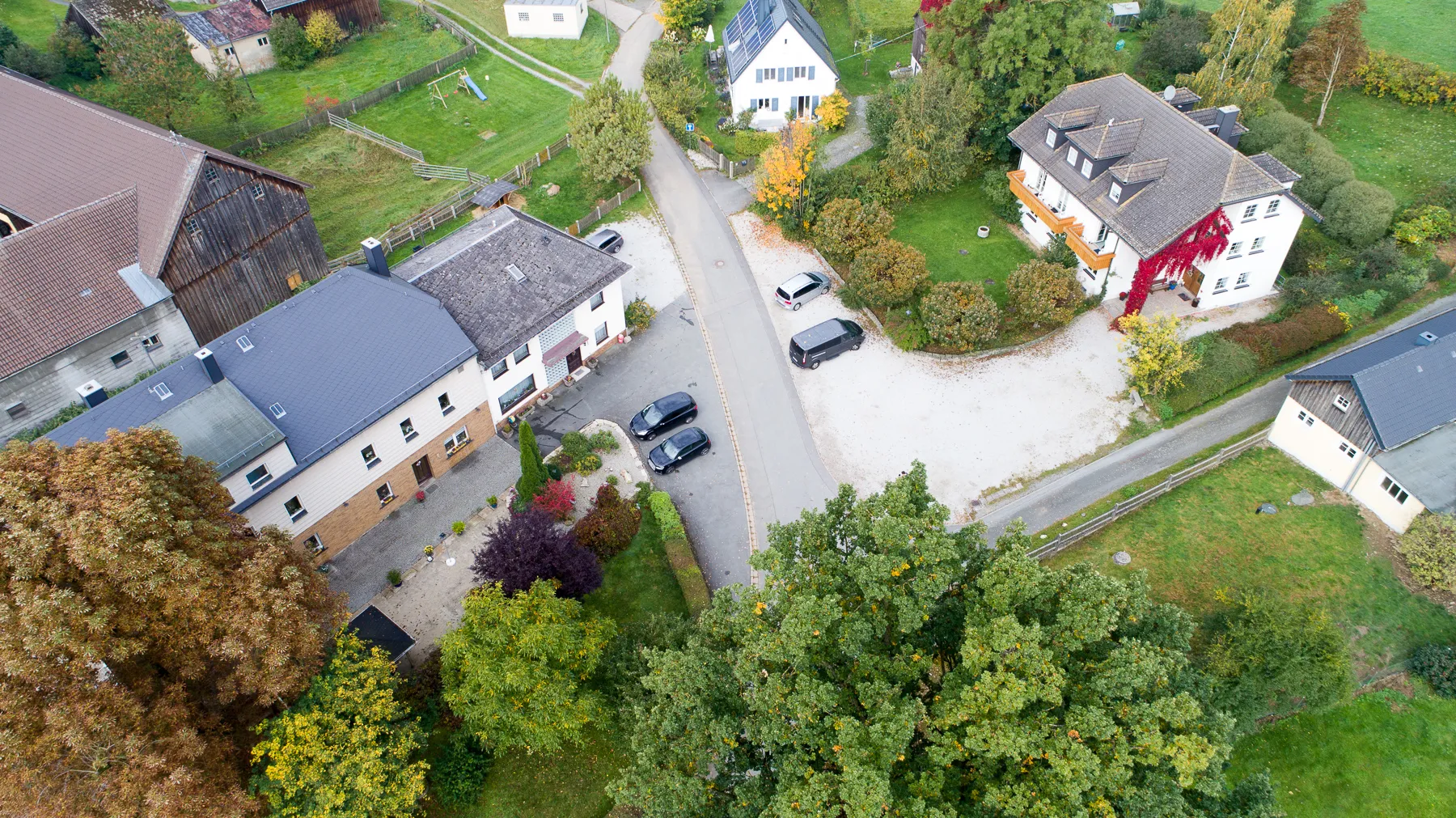 Luftaufnahme eines Wohngebiets im Herbst