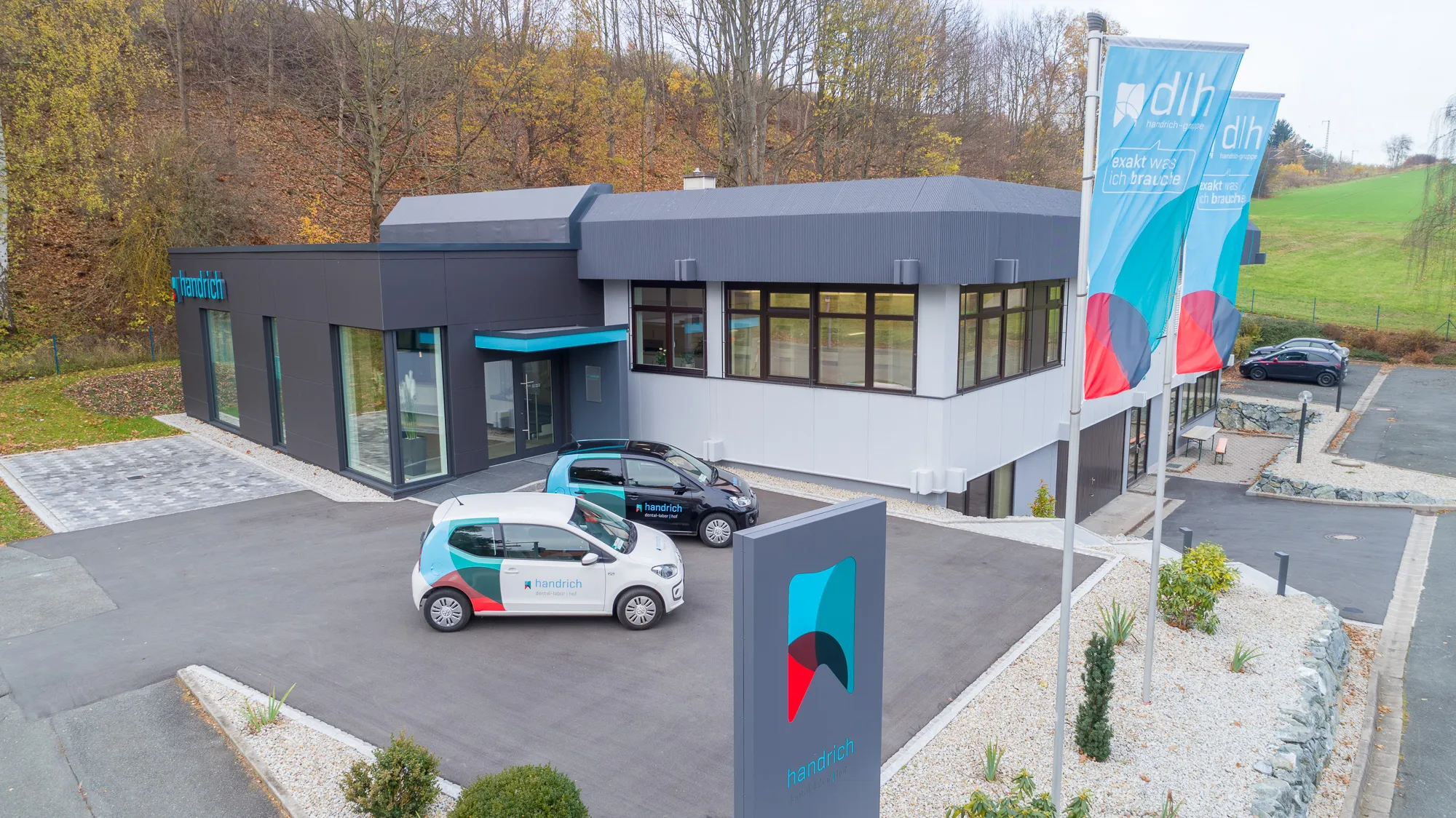 Luftaufnahme eines modernen Firmengebäudes mit Markenfahnen
