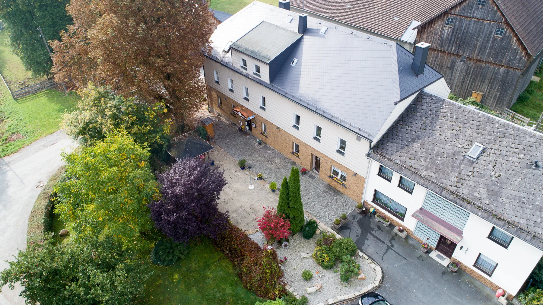 Luftaufnahme eines Wohnhauses am Ortsrand